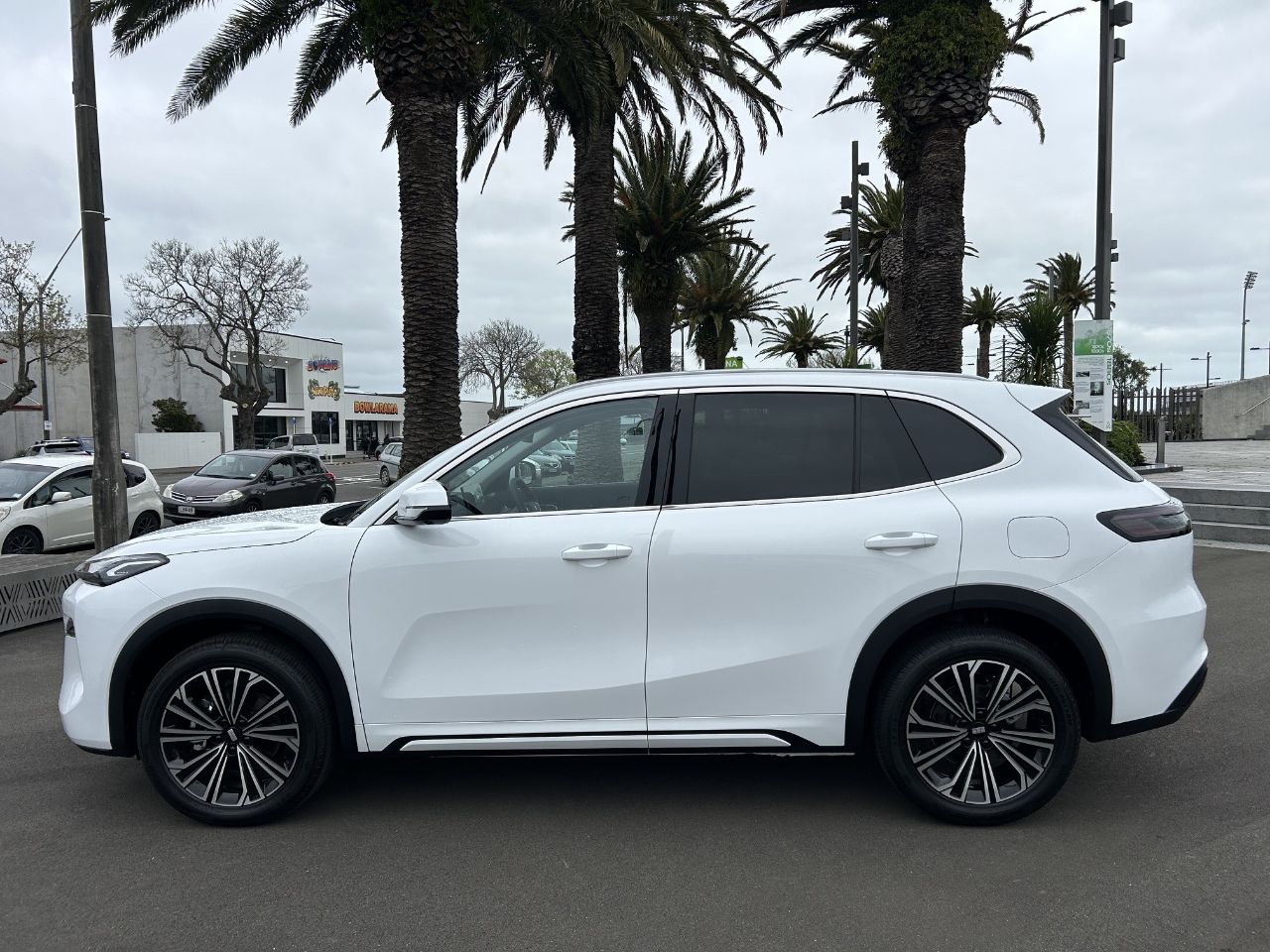 Vehicle image 4