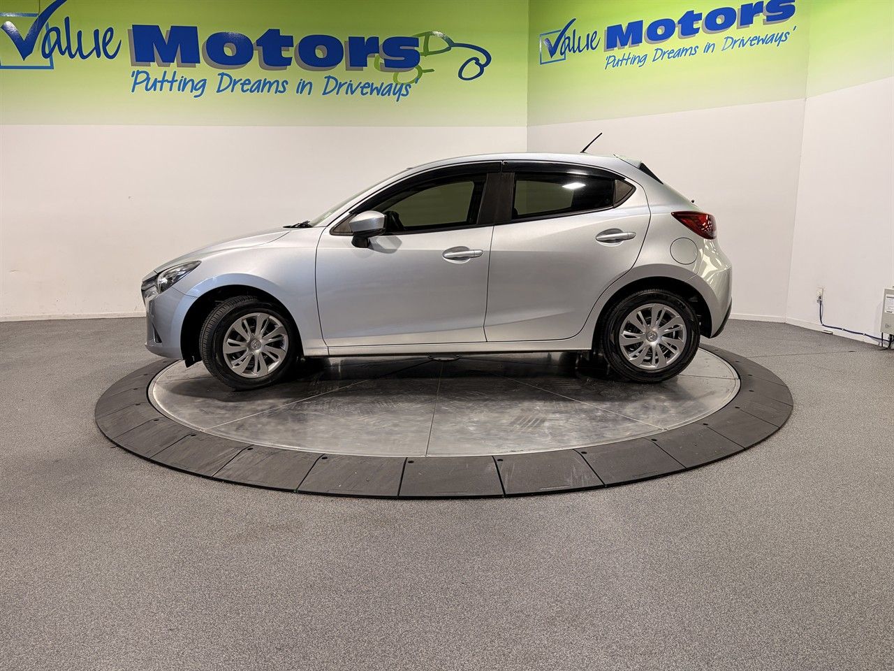 Vehicle image 4