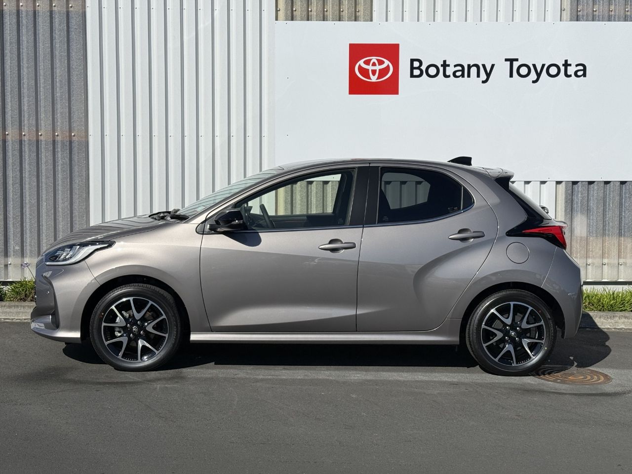 Vehicle image 4