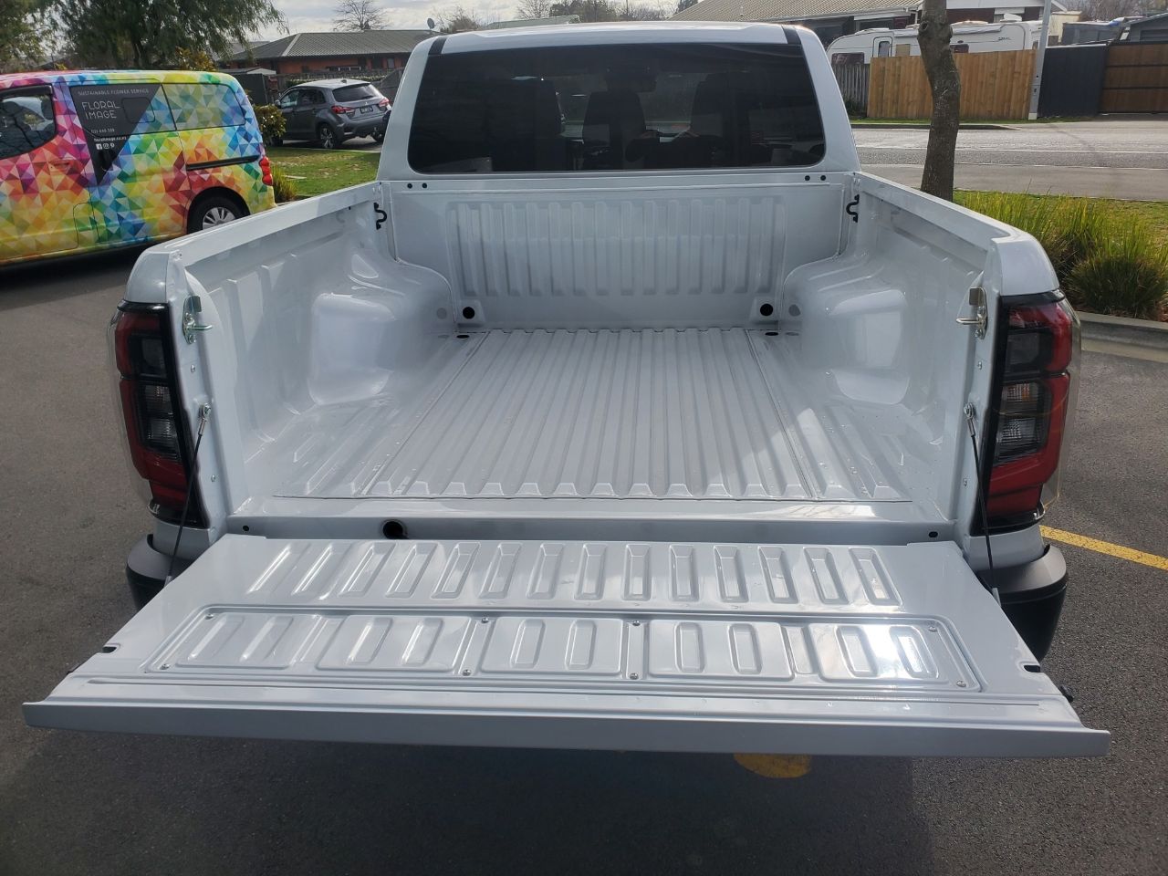 Vehicle image 5