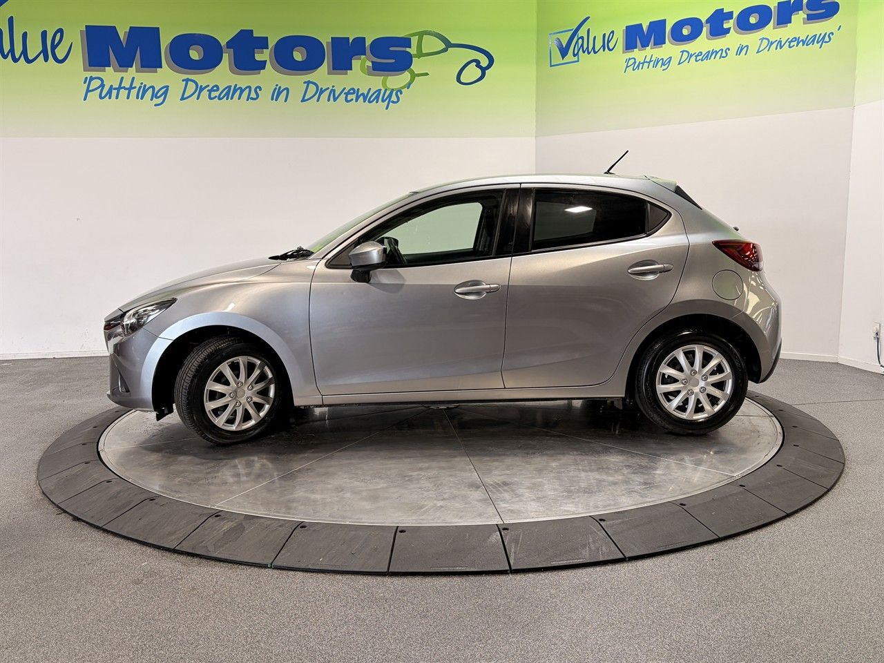 Vehicle image 4