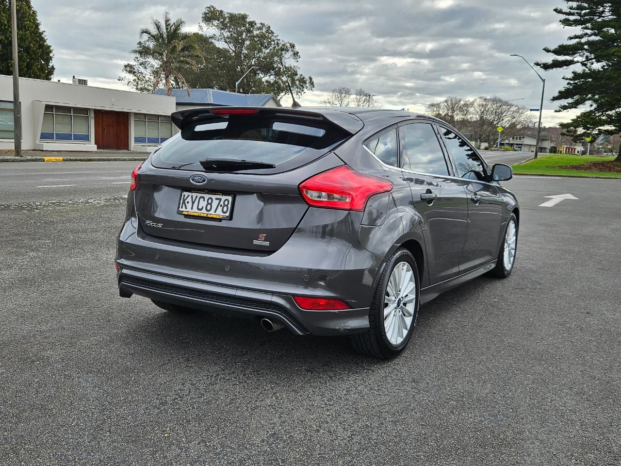 Vehicle image 5