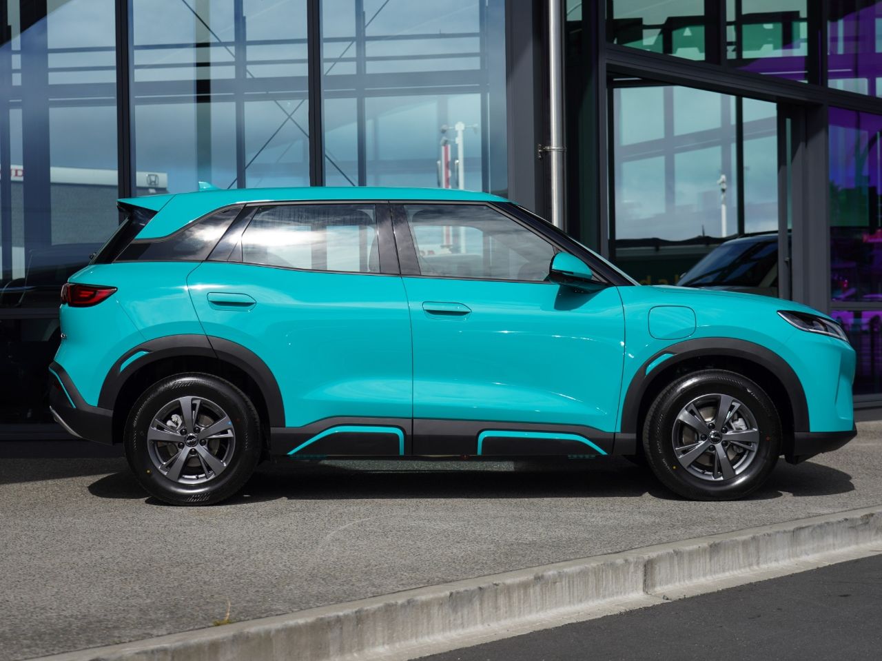 Vehicle image 5