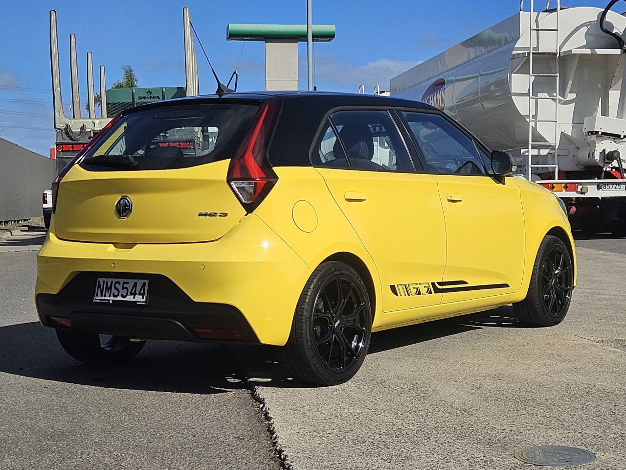 Vehicle image 3