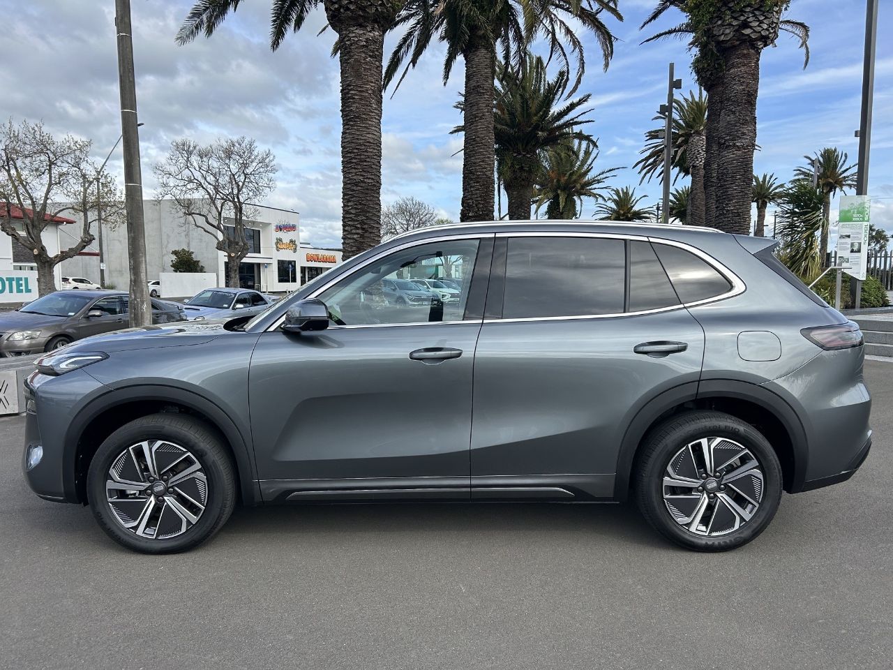 Vehicle image 5