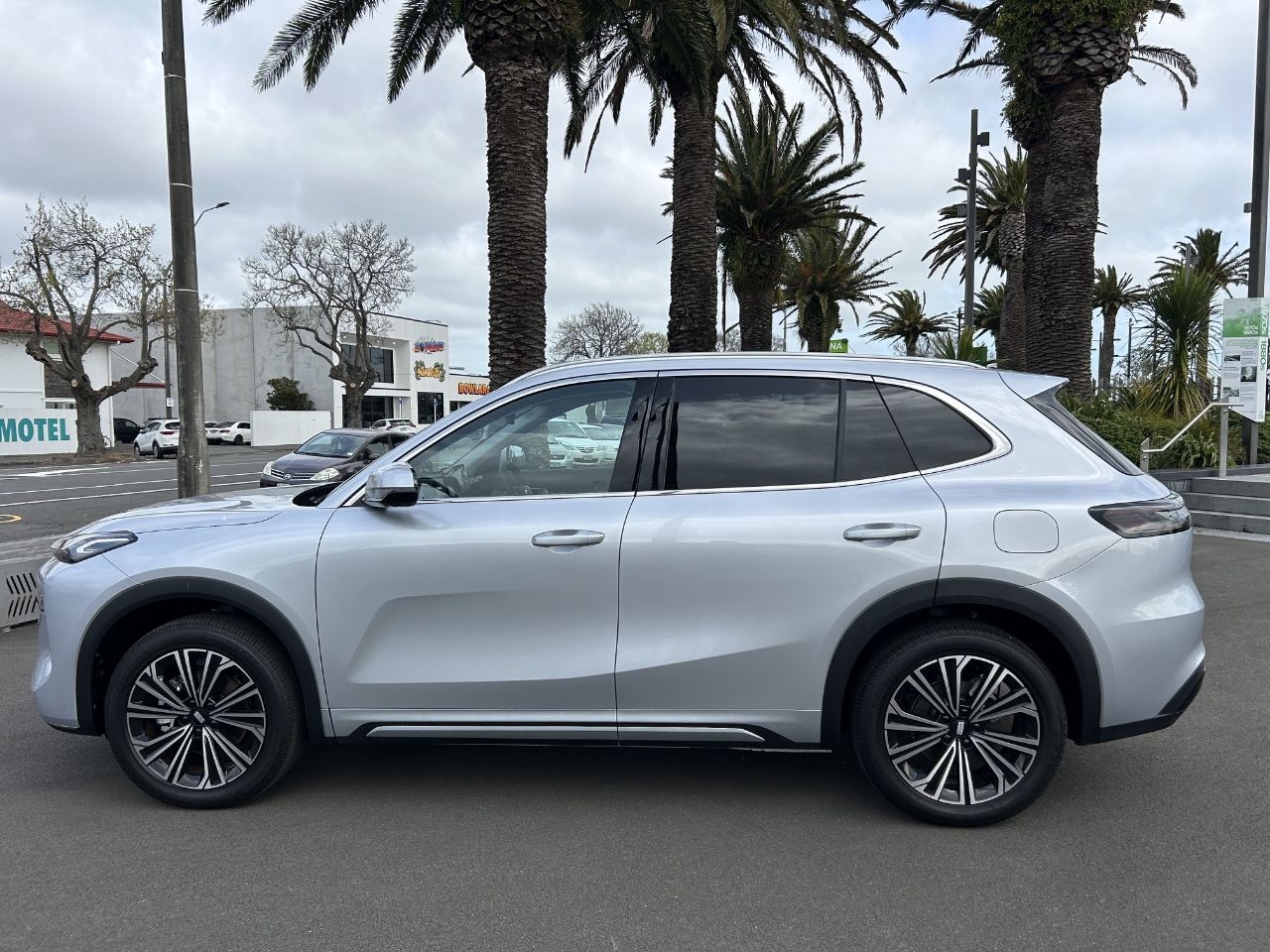 Vehicle image 4