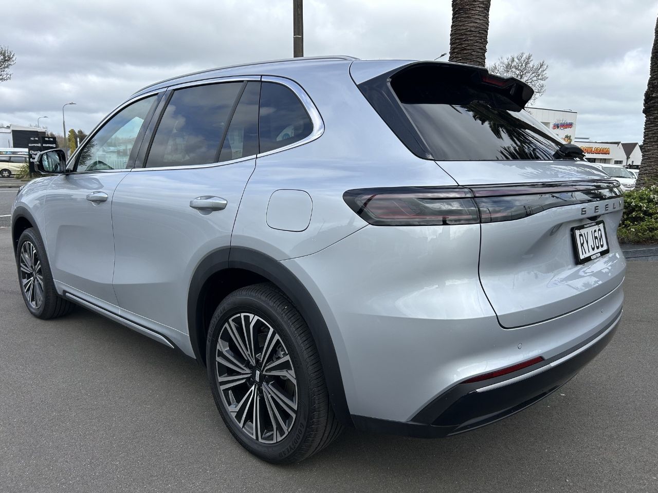 Vehicle image 5