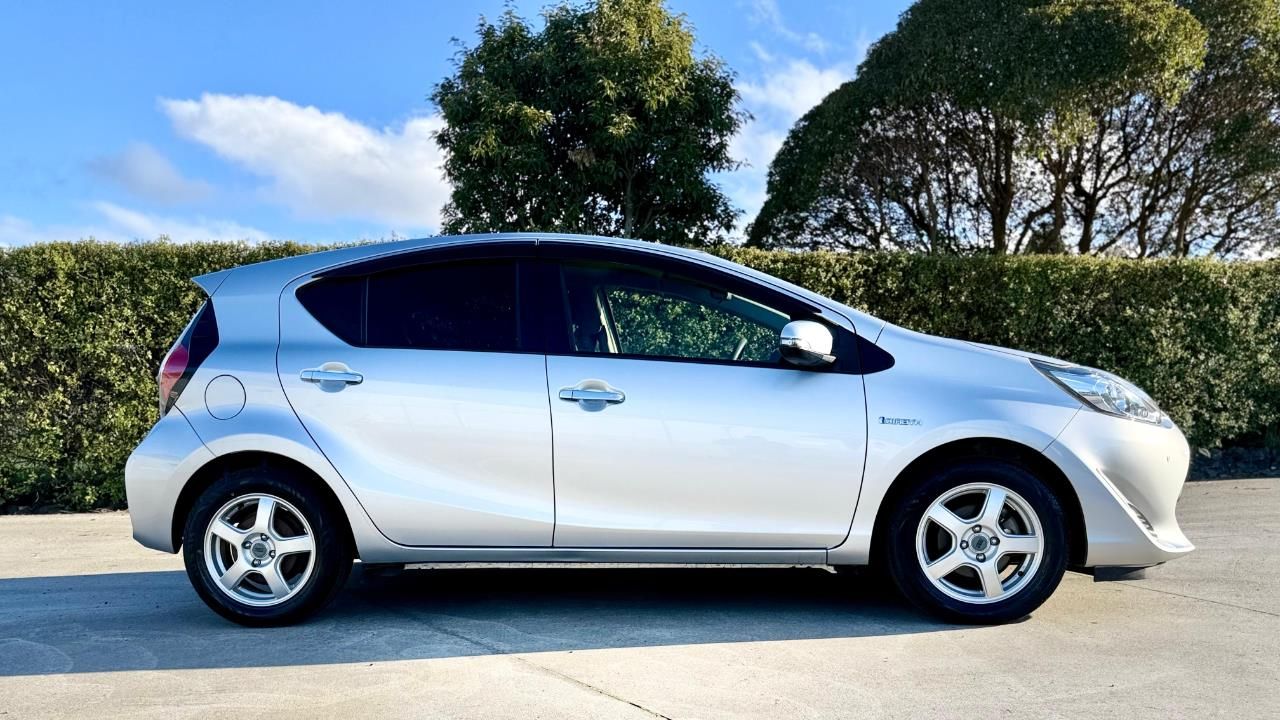 Vehicle image 5