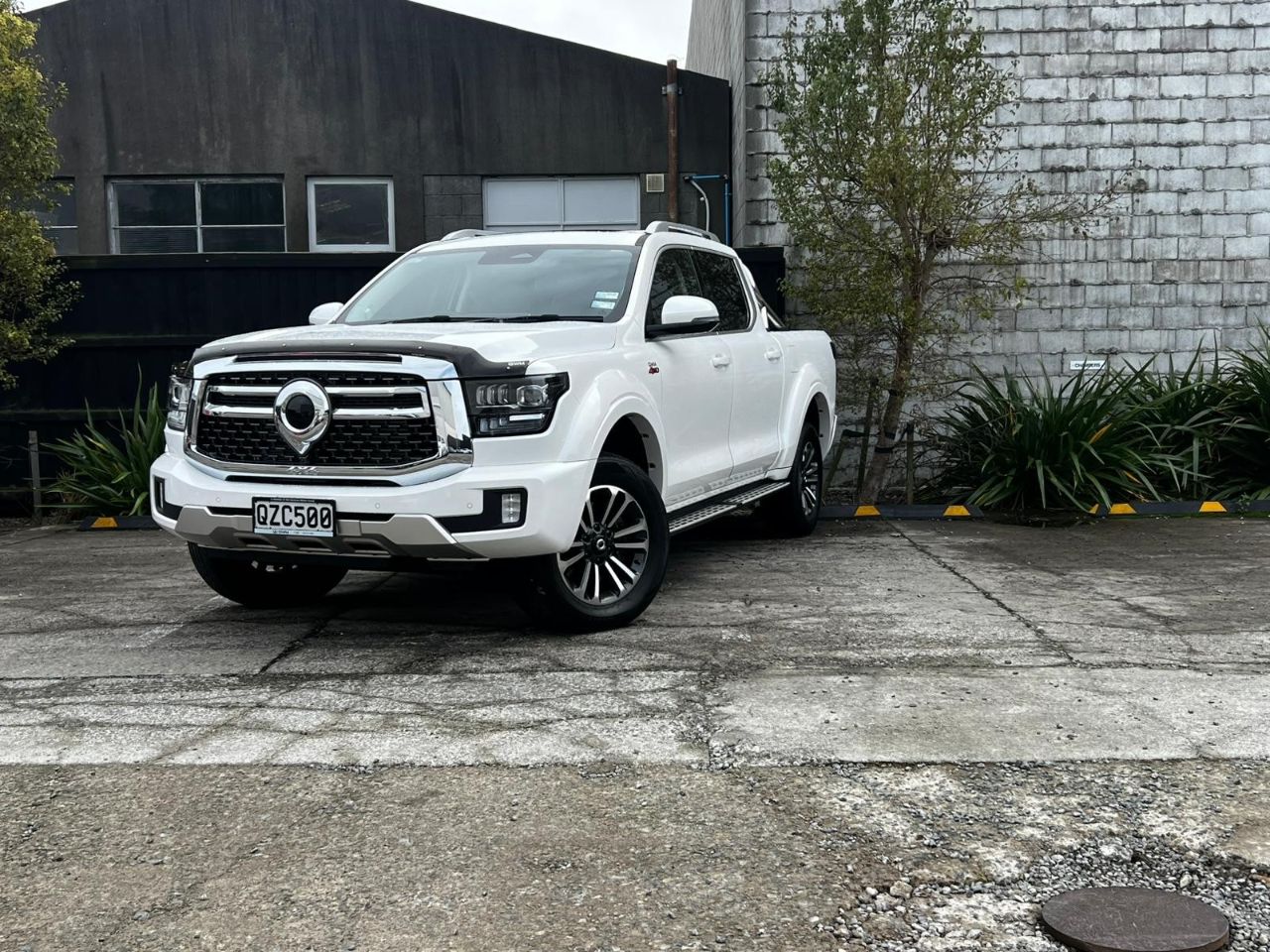 Vehicle image 5