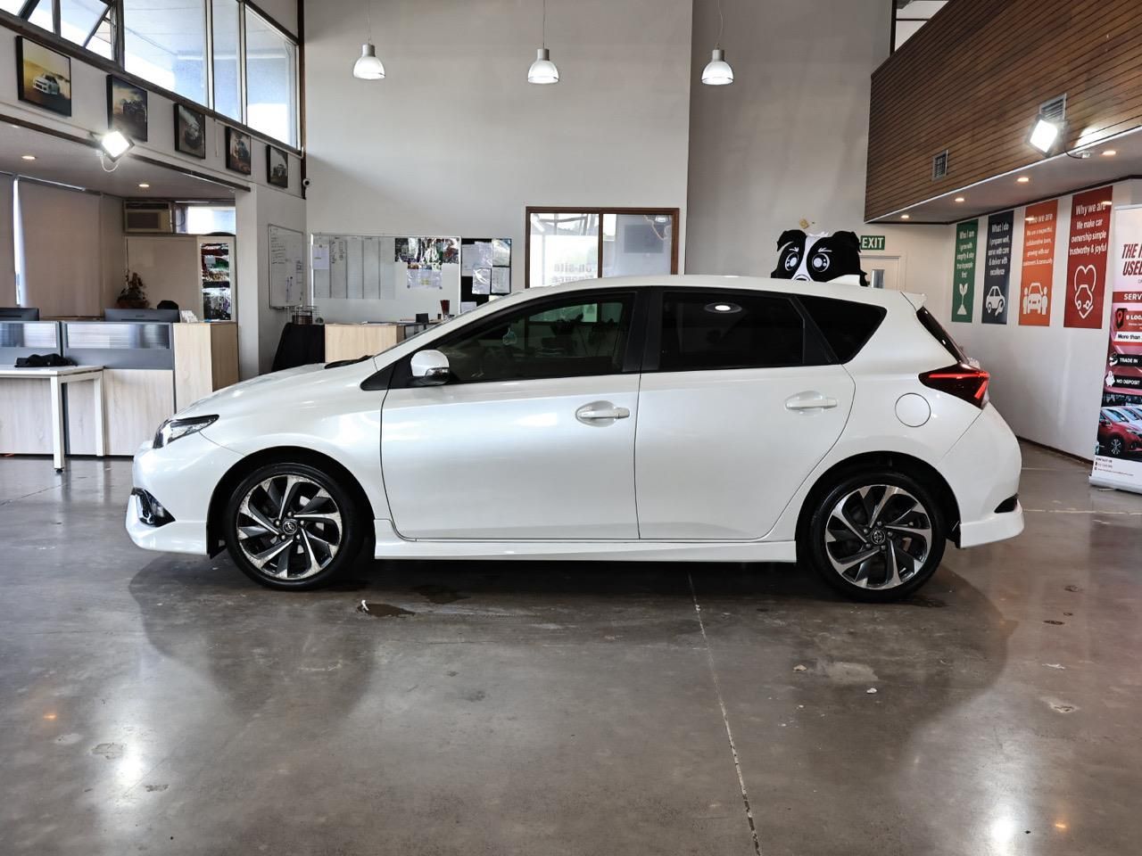 Vehicle image 5