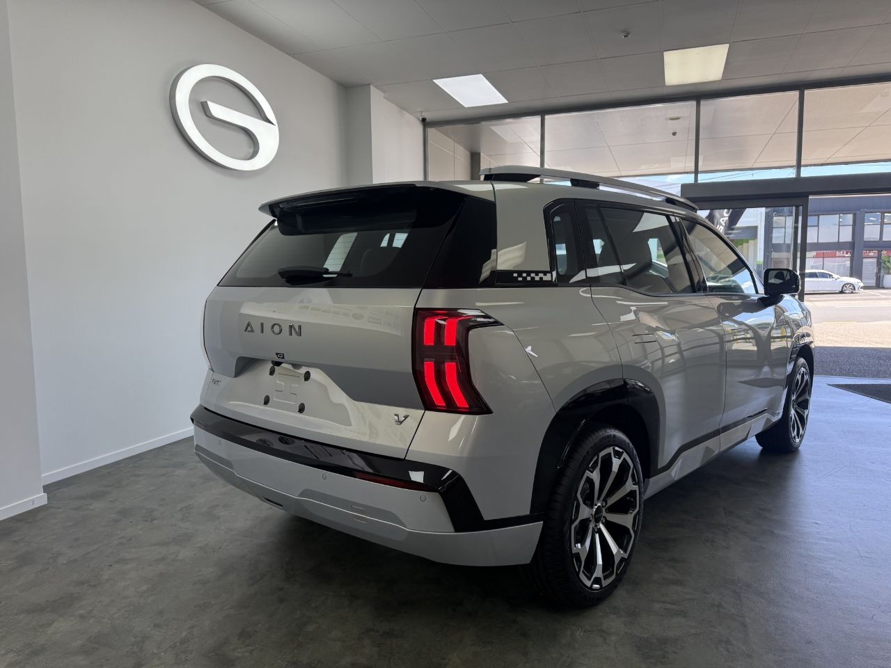 Vehicle image 4