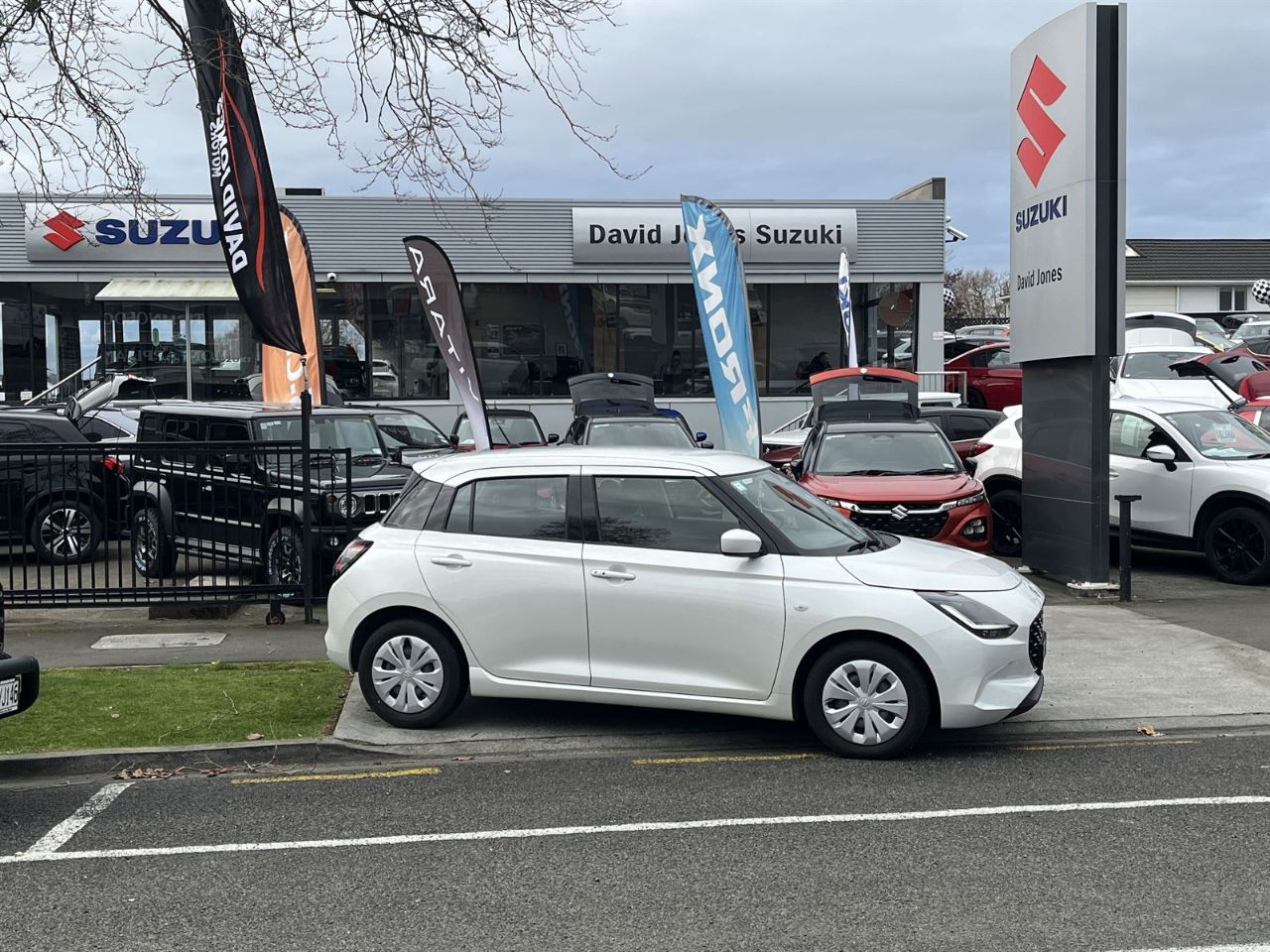 Vehicle image 4