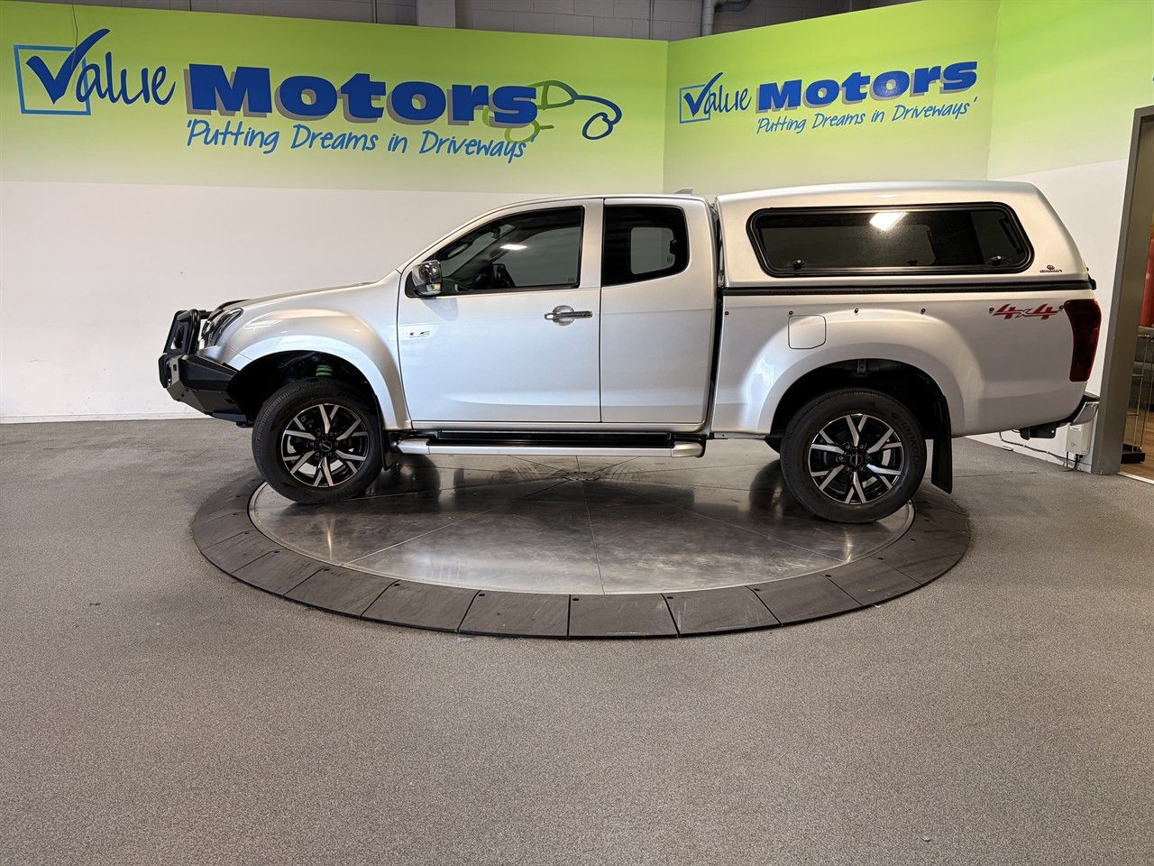 Vehicle image 4