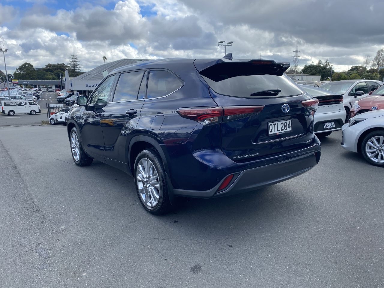 Vehicle image 5