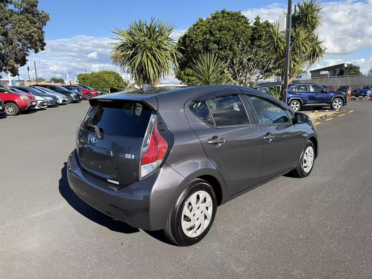 Vehicle image 5