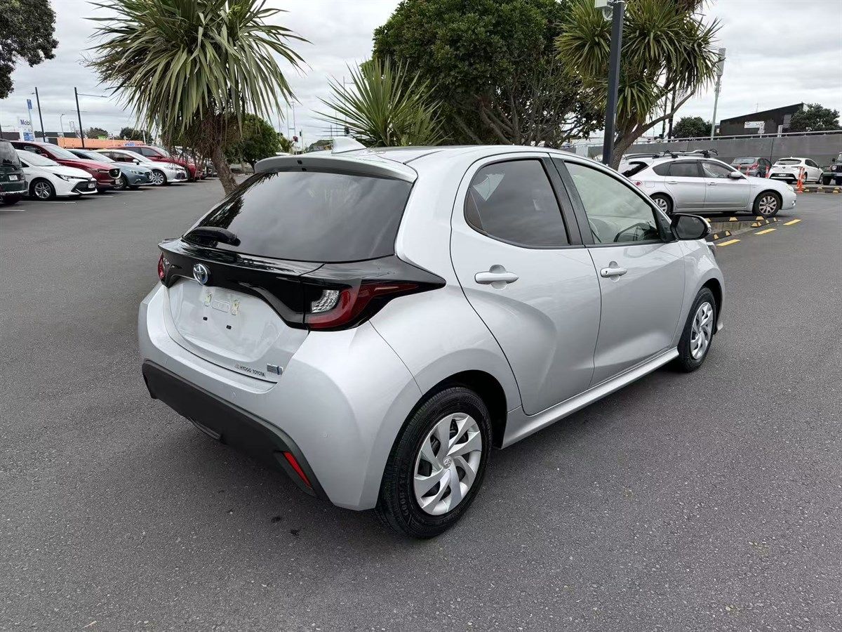 Vehicle image 5