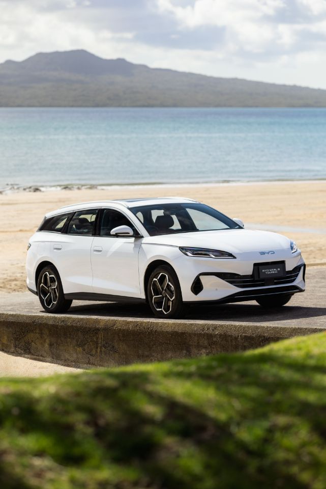 Vehicle image 4