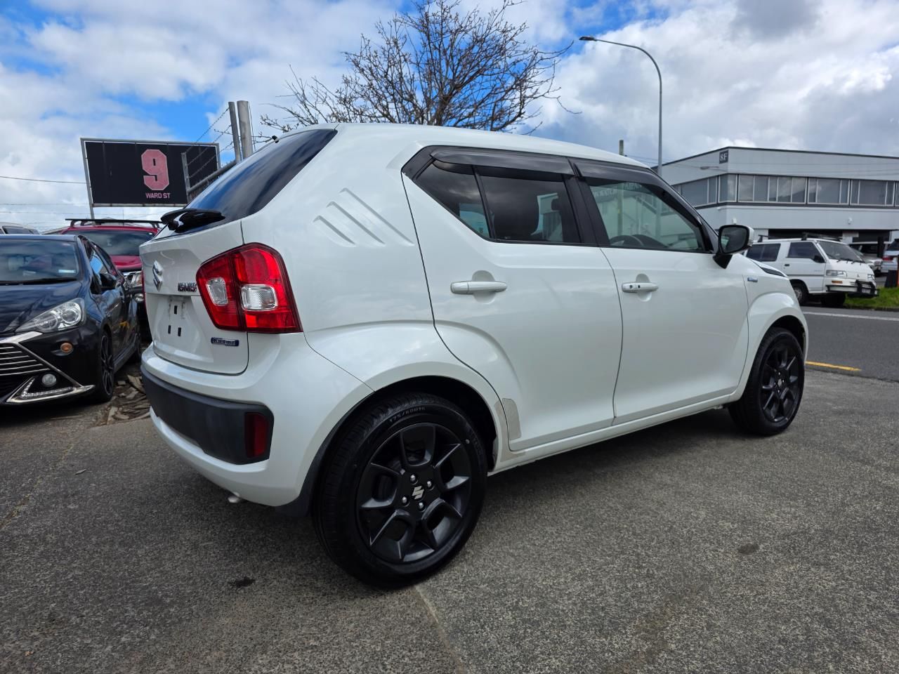 Vehicle image 5