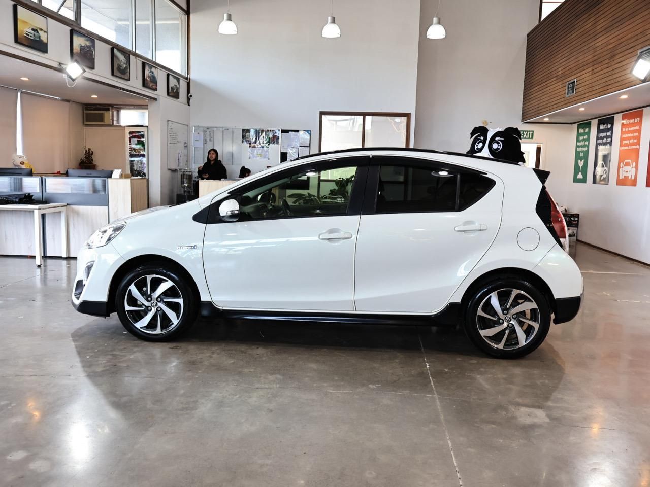 Vehicle image 5