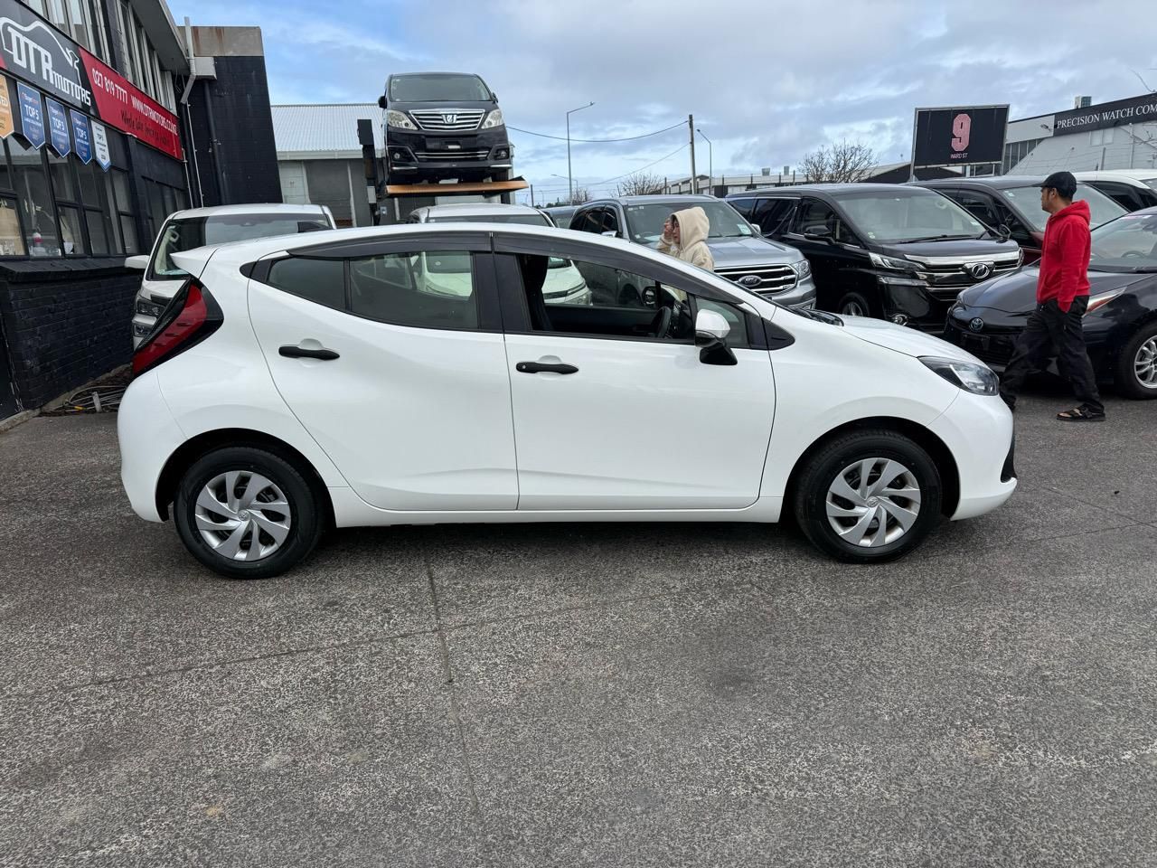 Vehicle image 3