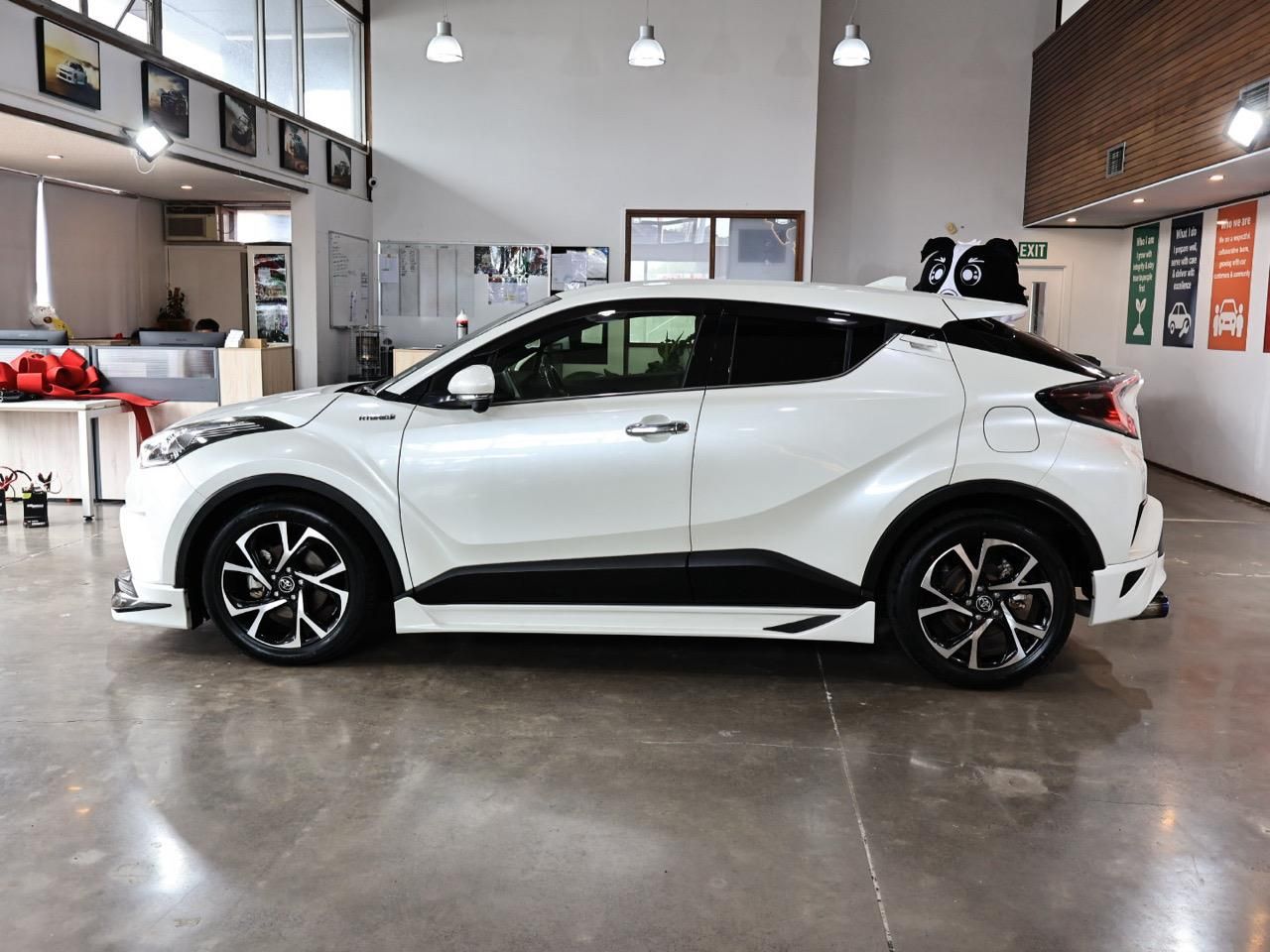 Vehicle image 5