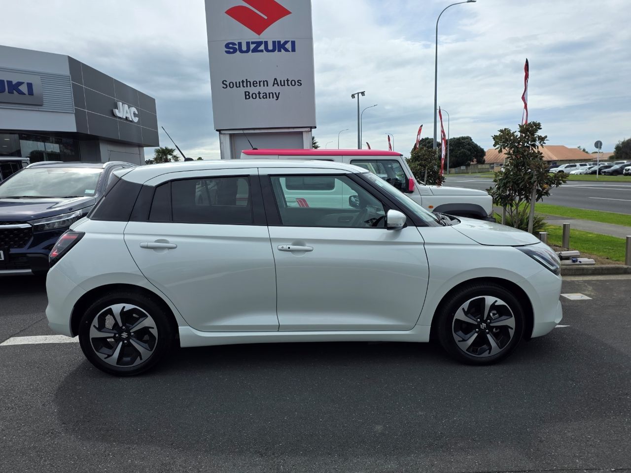 Vehicle image 4