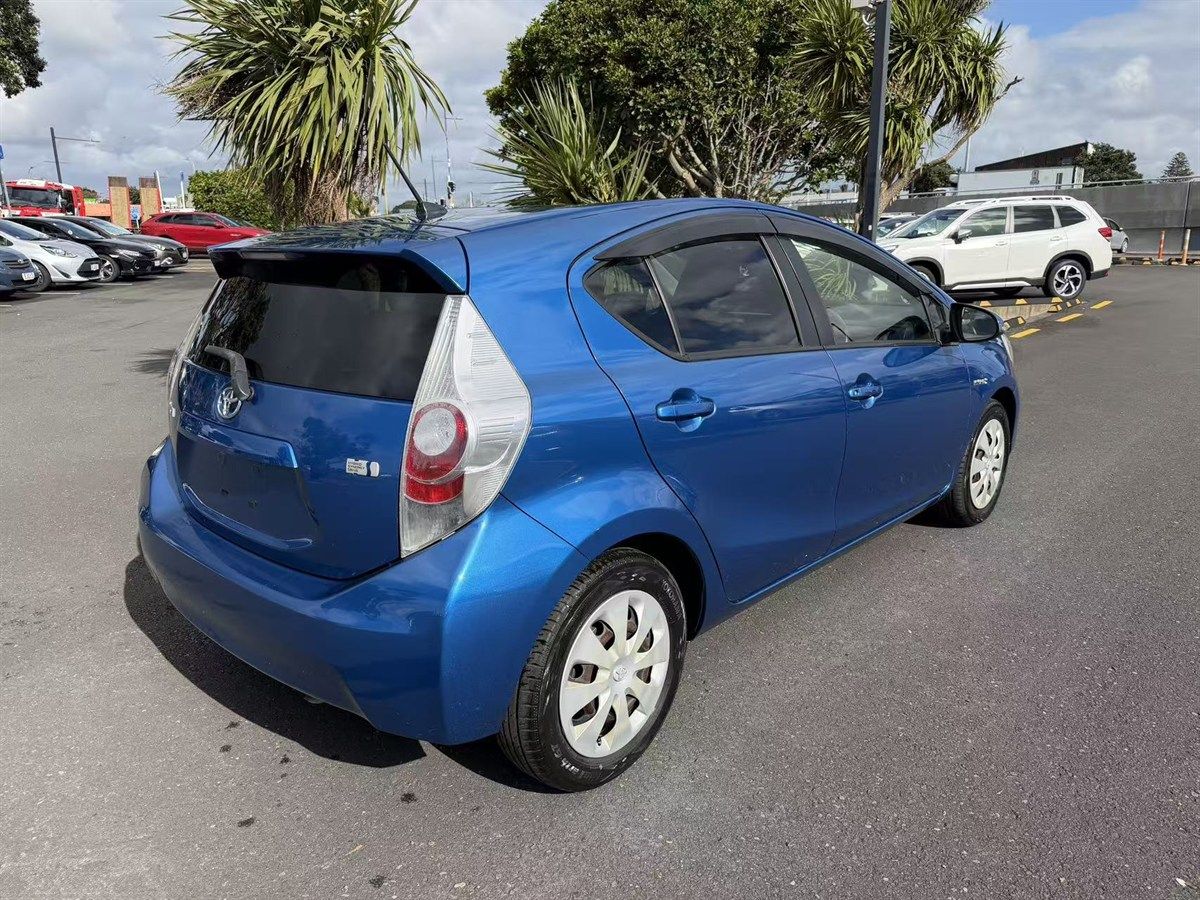 Vehicle image 5