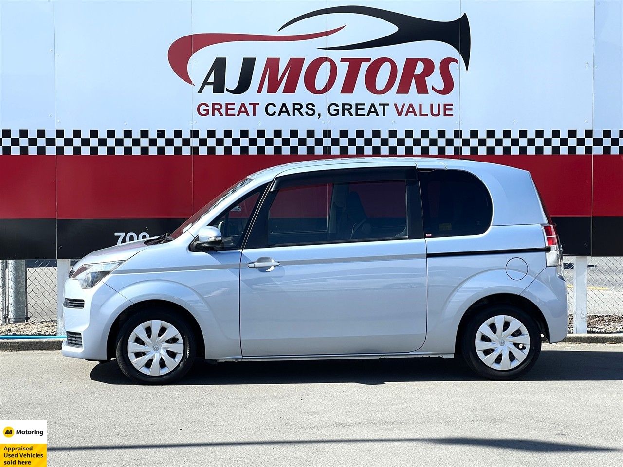 Vehicle image 5