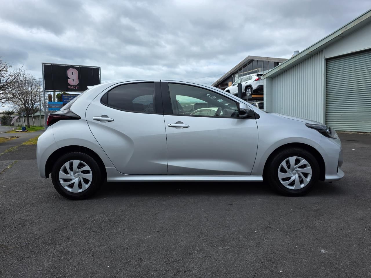 Vehicle image 5