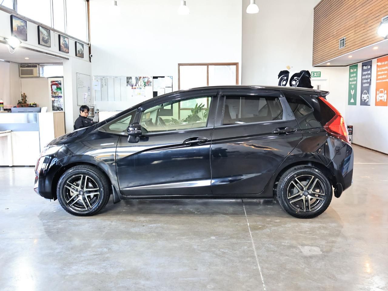Vehicle image 5