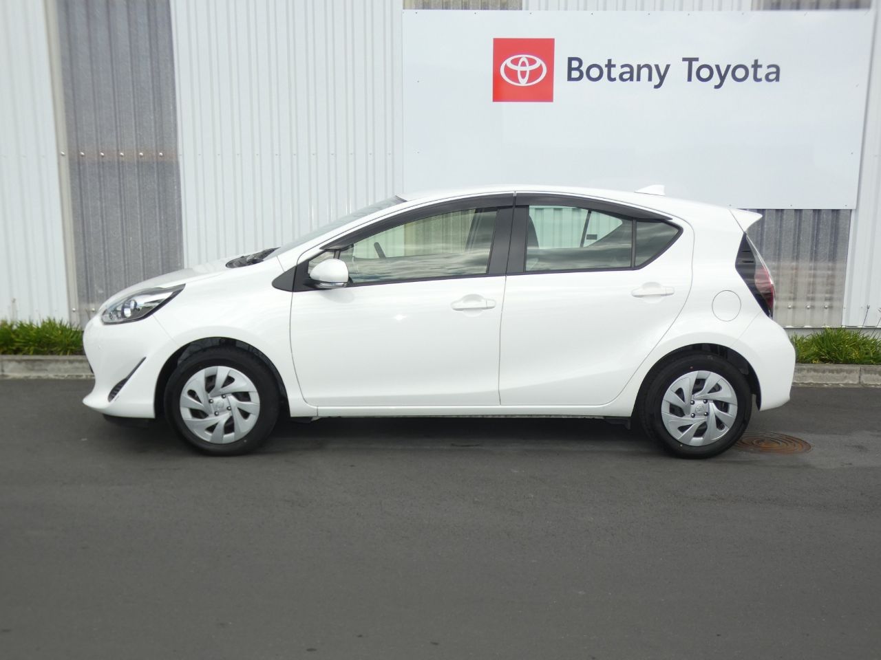 Vehicle image 5