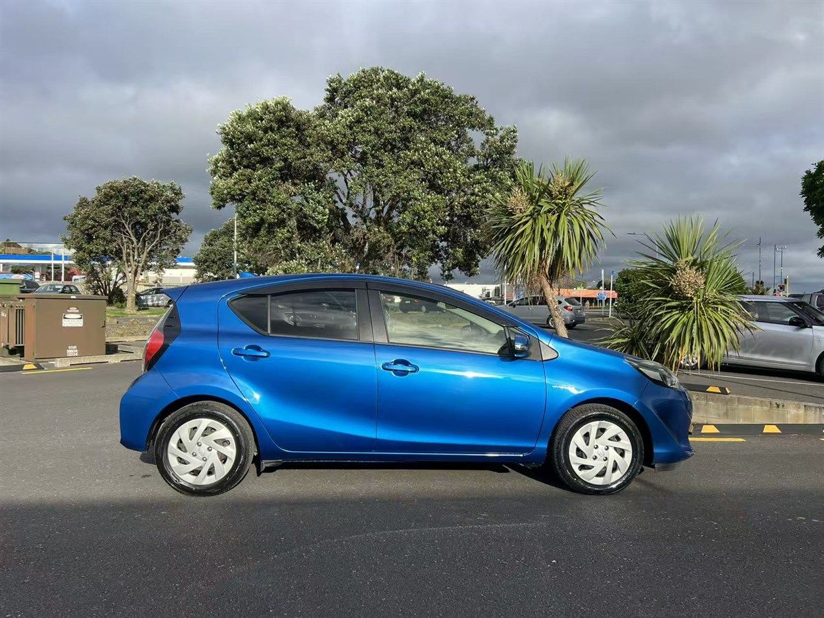 Vehicle image 4