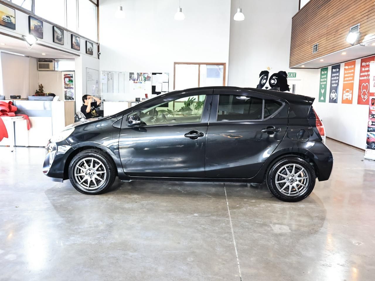 Vehicle image 5
