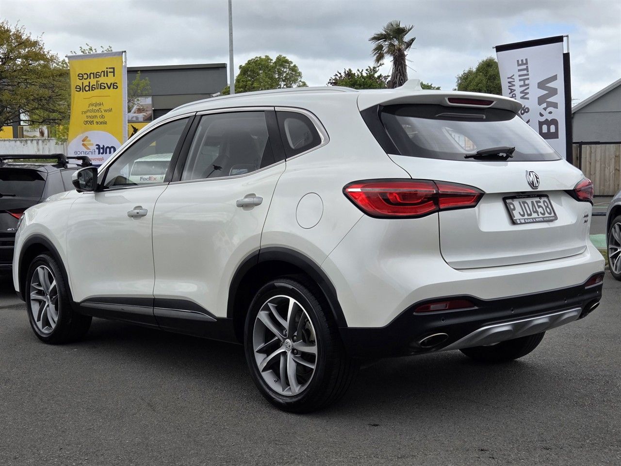 Vehicle image 5