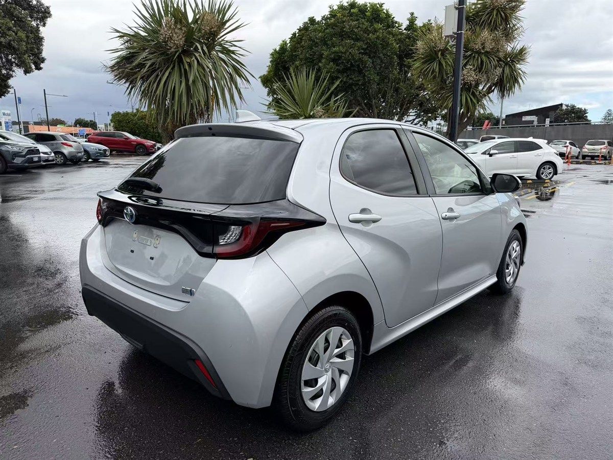 Vehicle image 5