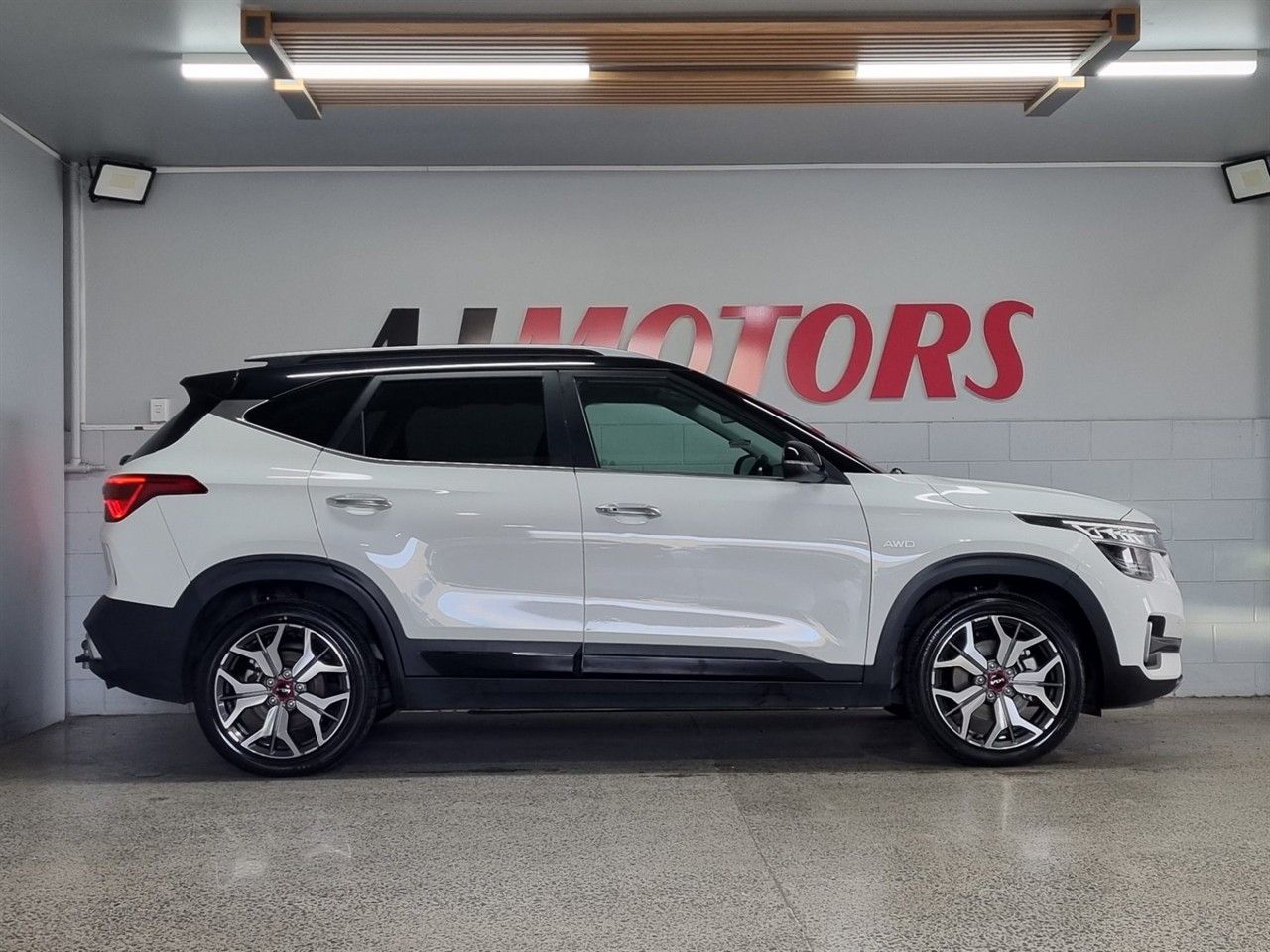 Vehicle image 5