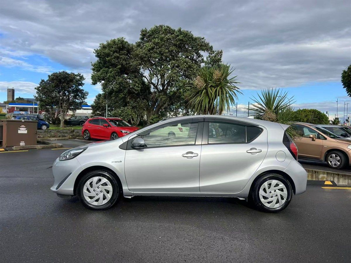 Vehicle image 4