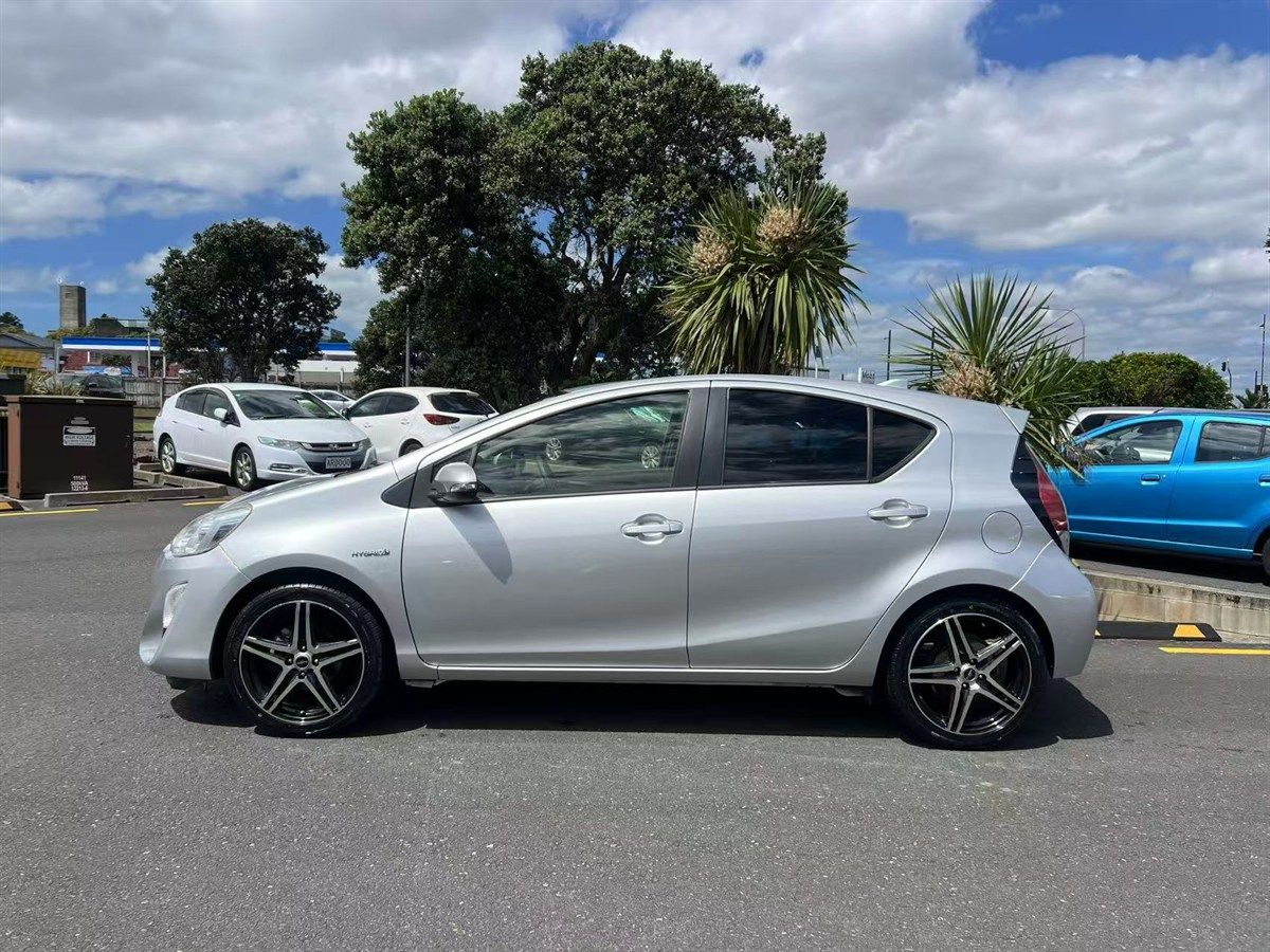 Vehicle image 4