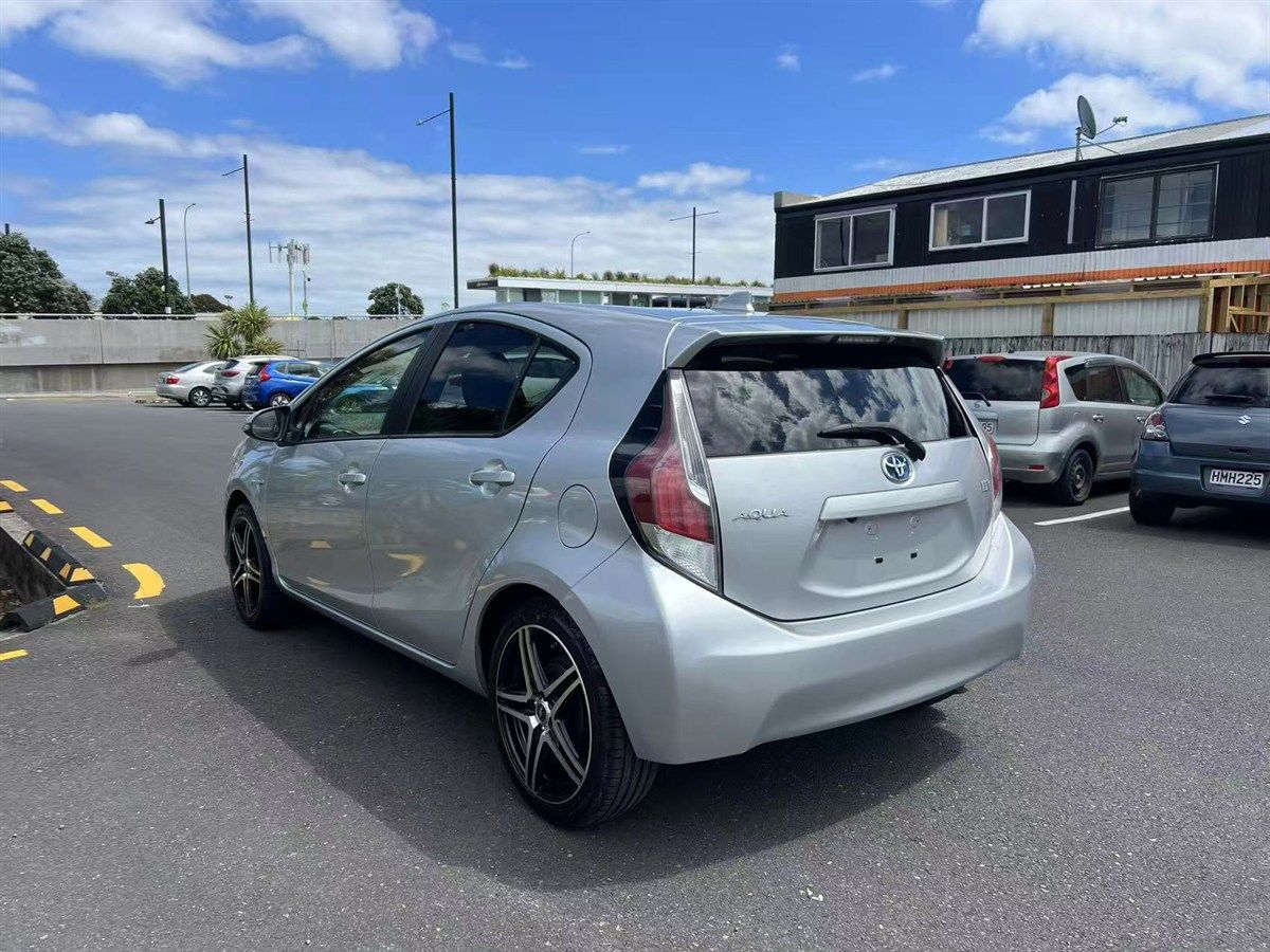 Vehicle image 5