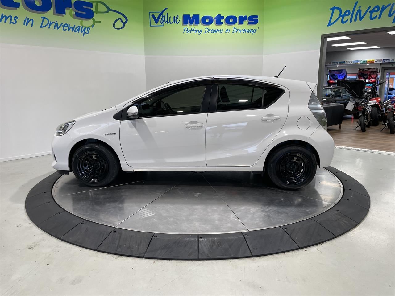 Vehicle image 4