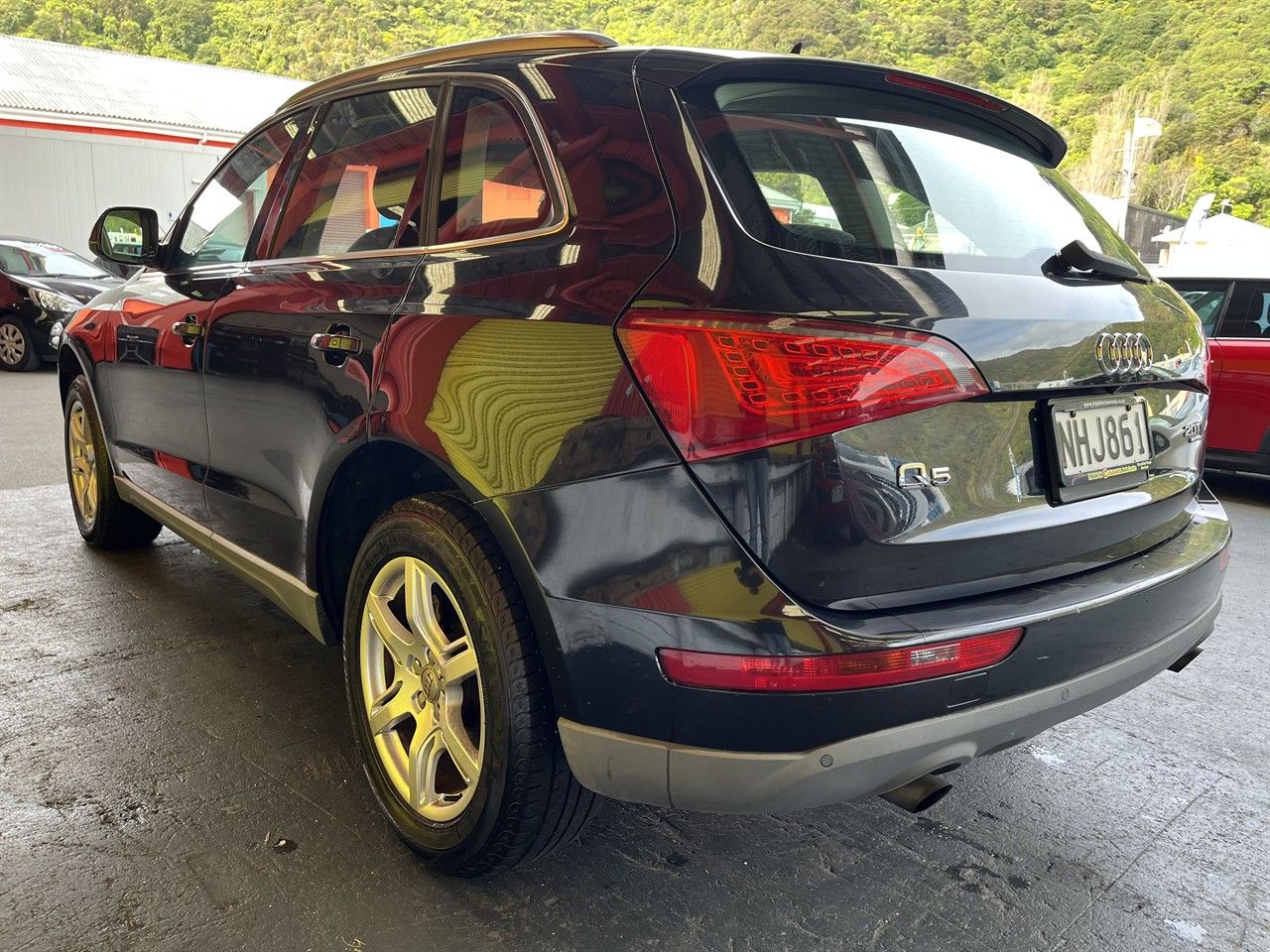 Vehicle image 4
