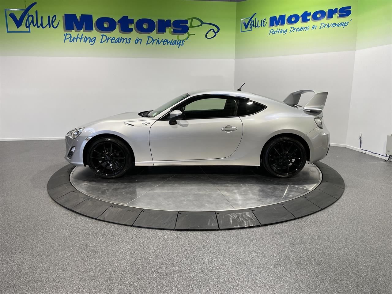 Vehicle image 5
