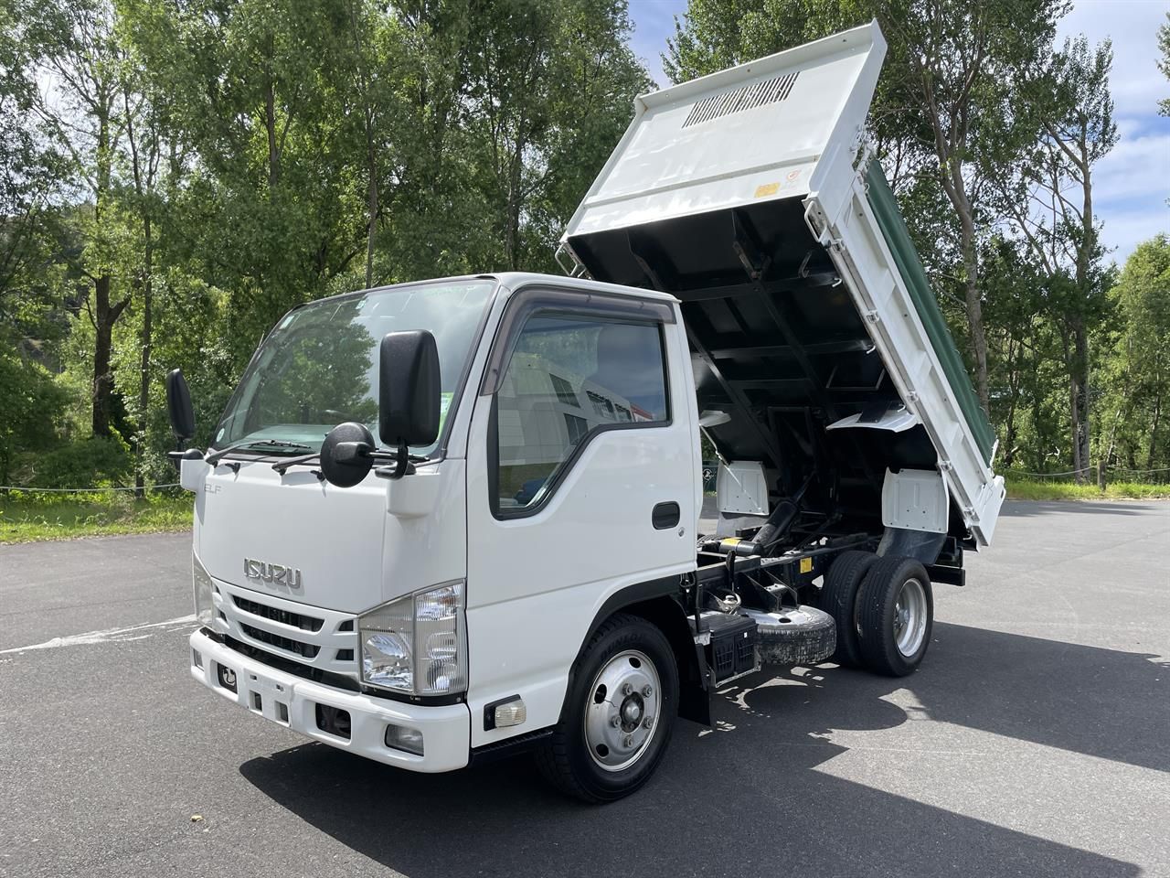 Vehicle image 5