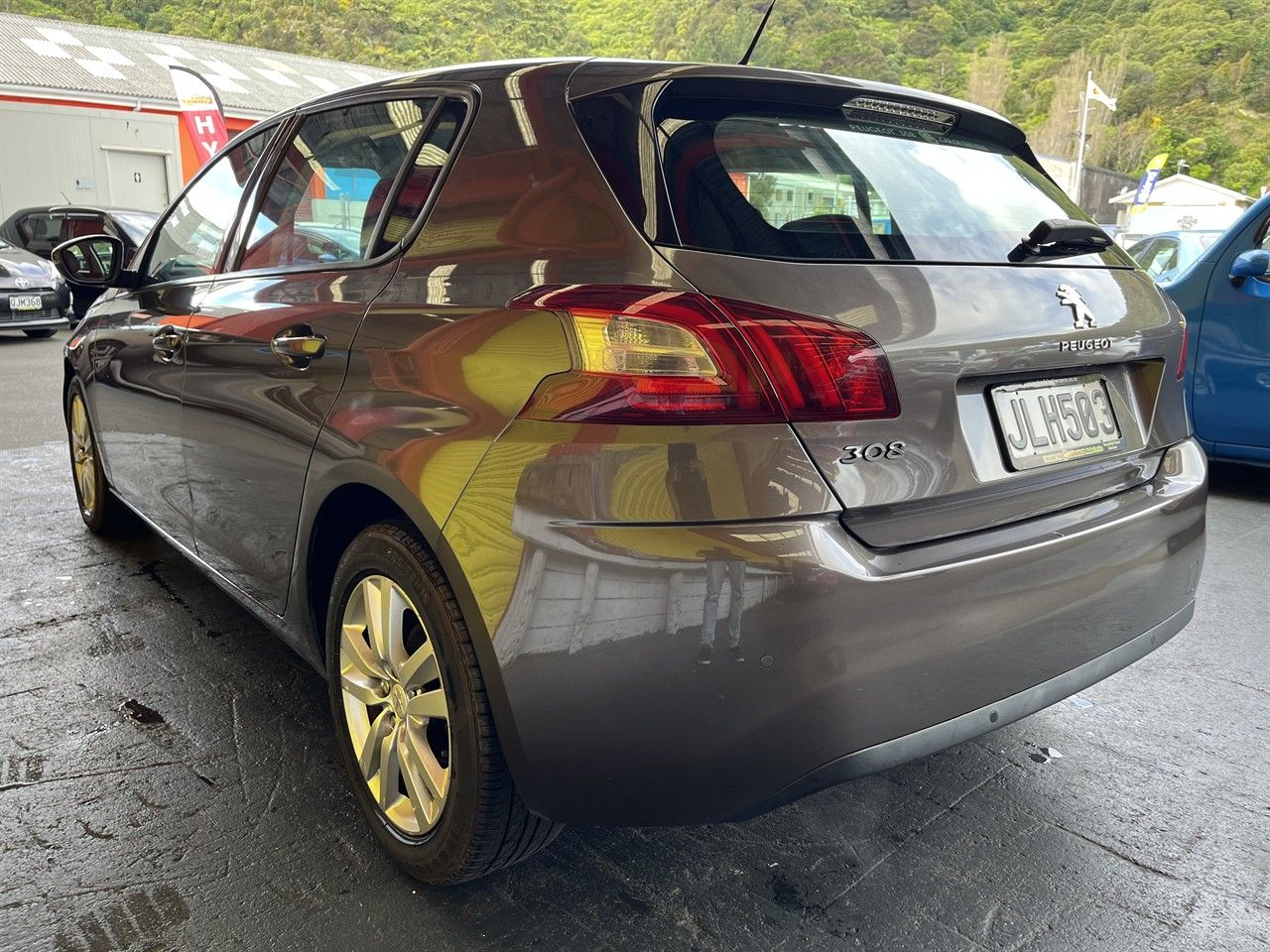 Vehicle image 4
